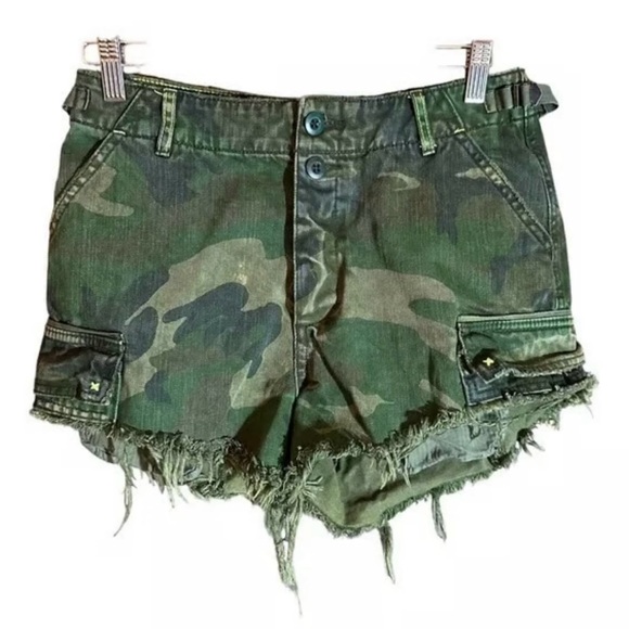 We The Free Green Camouflage Cargo Shorts - Picture 1 of 2